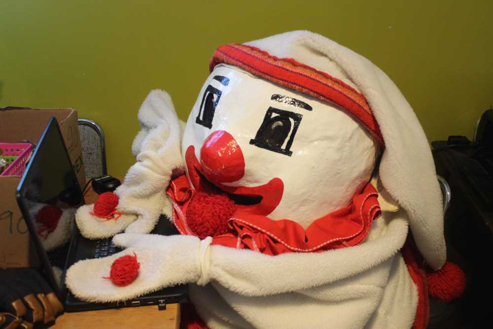 Moi en rédaction sur le prochain article de faux Bonhomme. Source: Carnaval de Brébeuf