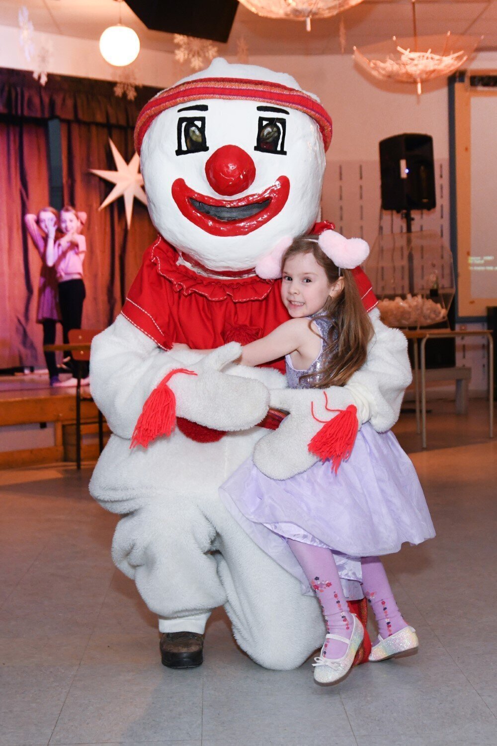 Bonhomme en 2024 qui a de nouveaux pompons aux mains