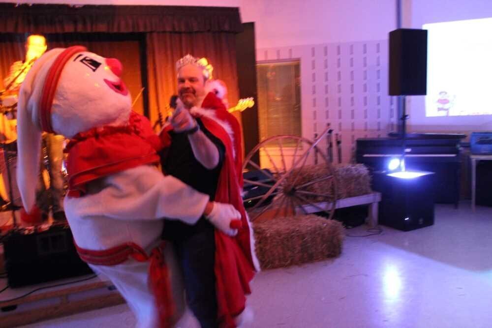 En 2016, bonhomme qui semble bien aimer la personne nommée comme reine cette année-là…