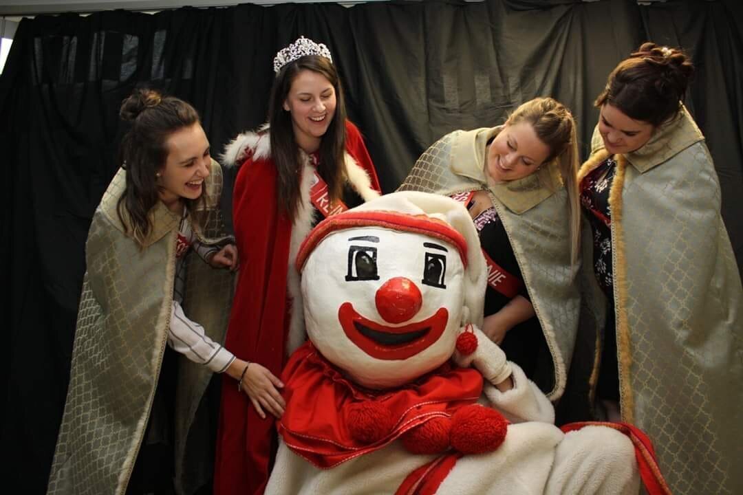 Bonhomme bien entouré