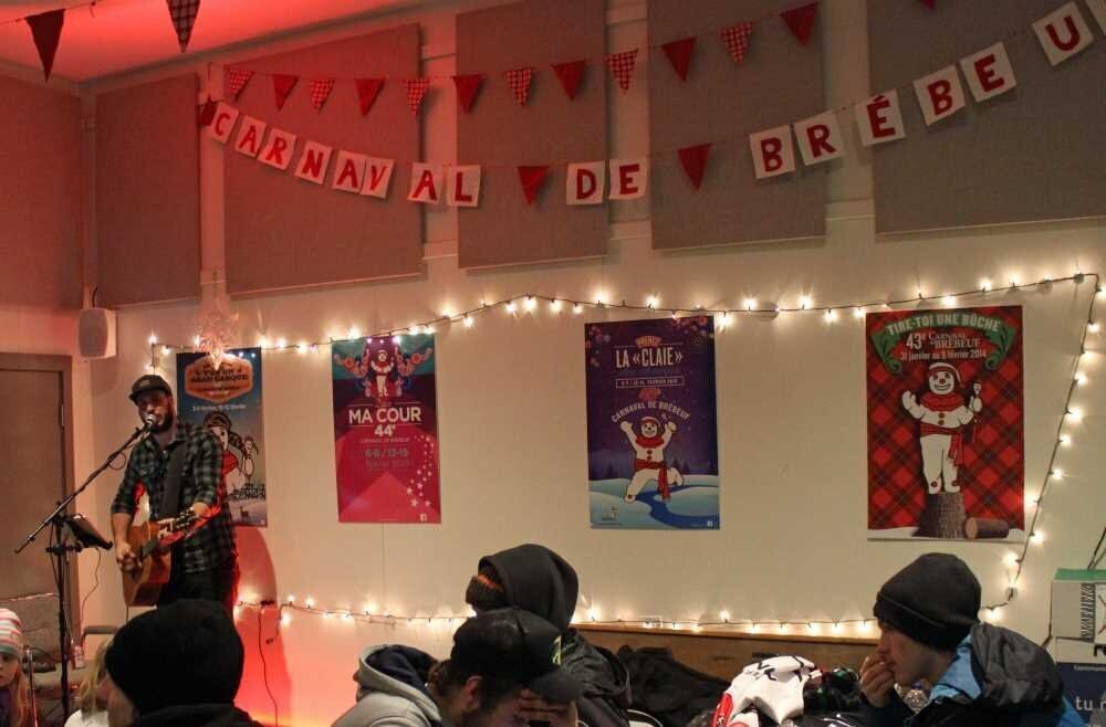 Photo du Carnaval de 2018 qui montre les affiches d'éditions précédentes