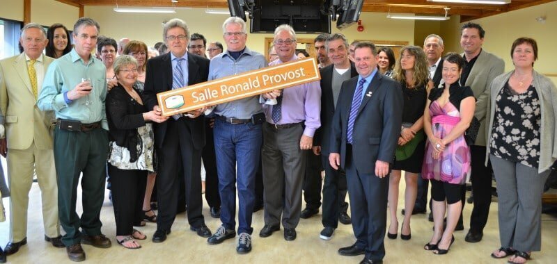 Ronald Provost en 2014 (au centre avec la chemise bleue) Source: MRC des Laurentides