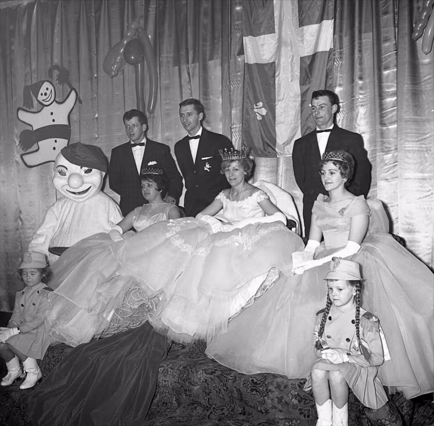 Carnaval de Contrecœur, février 1961. De gauche à droite: Christine Jacques, Bonhomme, Roland Berthiaume, Marie-Jeanne Hamel, Guy Descheneaux, Éliane Chagnon, Normand Giard, Pierrette Deslauriers (qui sera d’ailleurs élue reine en 1962) et Marie-Michelle Bazinet. Source: Journal de Montréal