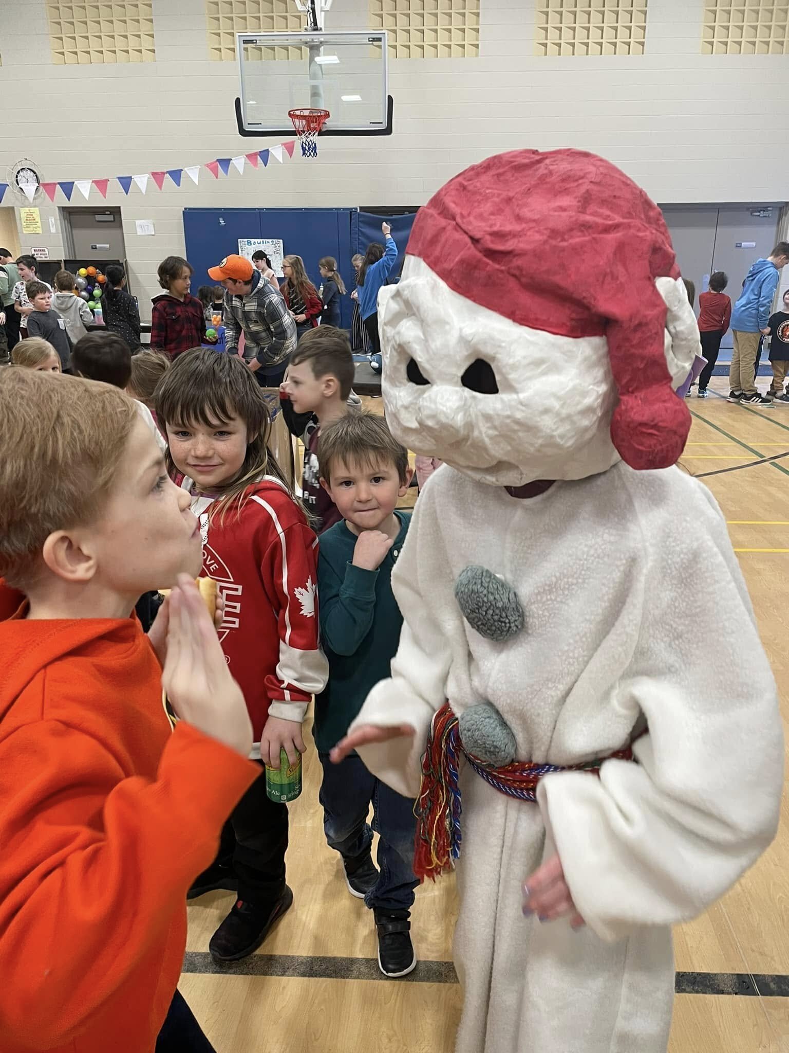 Bonhomme en 2025 en visite à l'école Hanover Heights