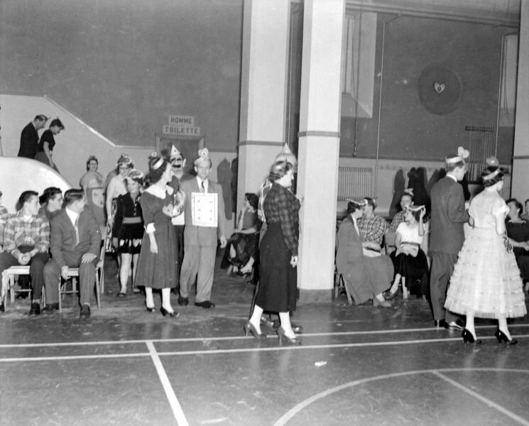 La mascarade. Source : BAnQ 