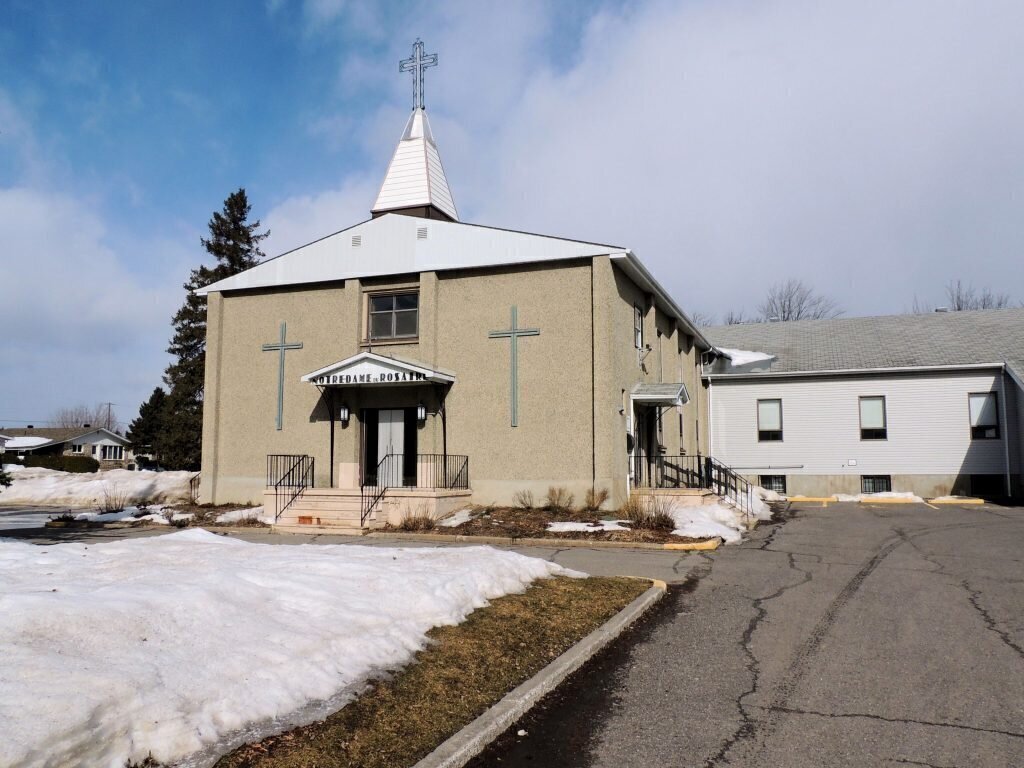 Église Notre-Dame-du-Très-Saint-Rosaire au 5, rue Saint-Arthur. Elle est toujours ouverte en 2026. Source: Églises du Québec