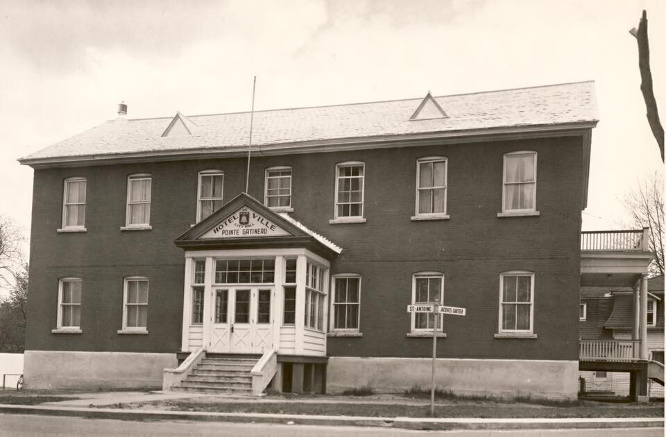 L’hôtel de ville de Pointe-Gatineau. Il était situé à l’intersection de Saint-Antoine et Jacques Cartier. Le bâtiment a été démoli en 1981 en raison de son état dangereux. Référence: Ville de Gatineau