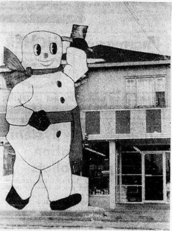 Un bonhomme de 32 pieds qui accueille les gens au Carnaval. source: Le Droit