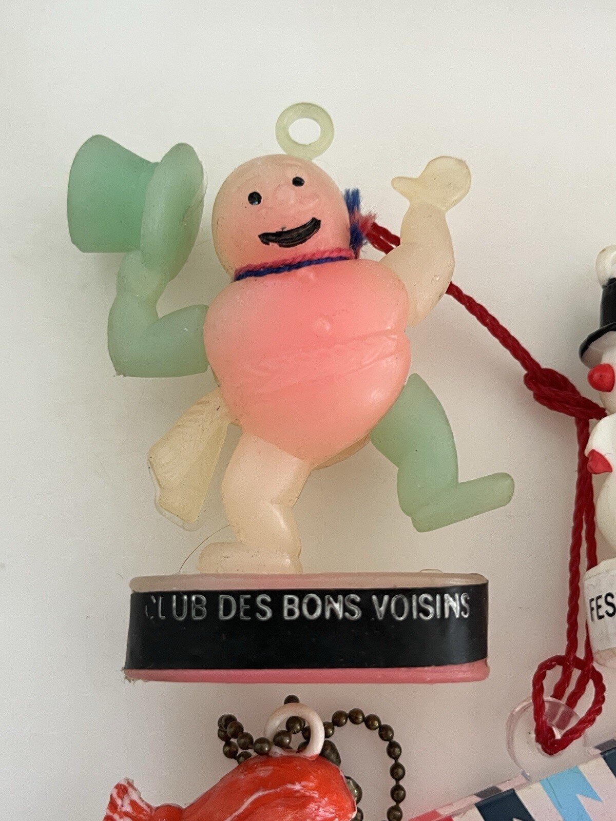 Effigie du club des bons voisins. Source: Ebay