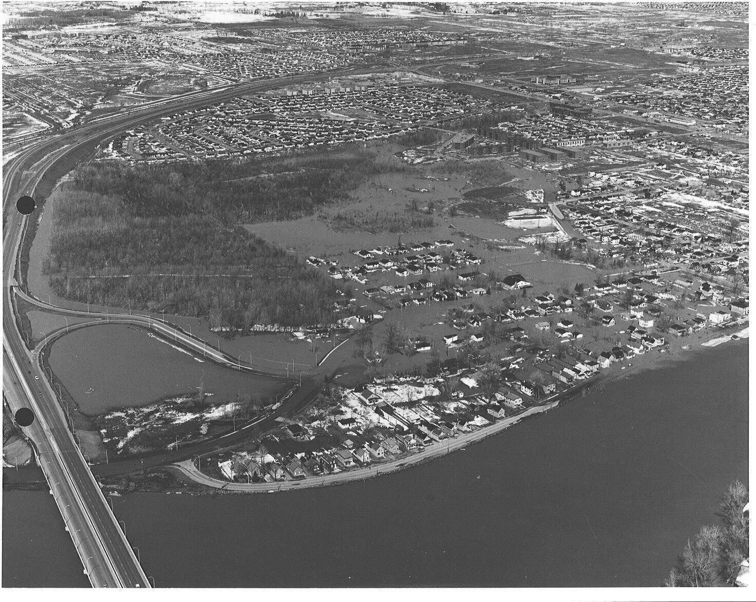 Une autre inondation en 1976 vue sur la rue Saint-Louis et l’autoroute 5. Source : Ville de Gatineau