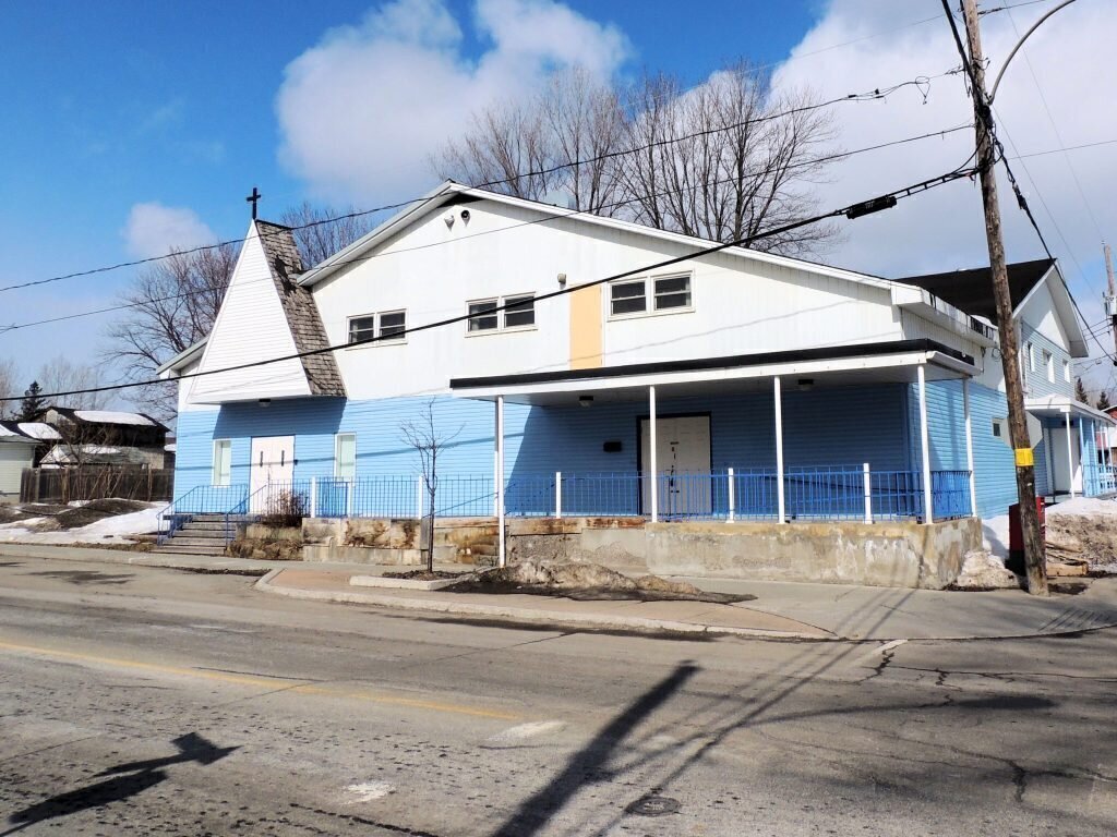 L’ancienne église de Saint-Jean-de-Brébeuf dans Pointe-Gatineau au 1367 rue Saint-Louis. Source: Les églises du Québec