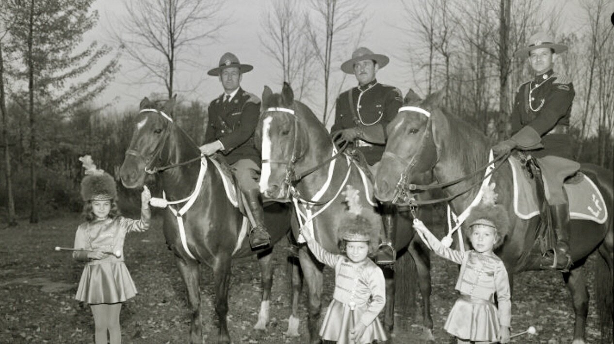 Défilé de majorettes à Pointe-Gatineau, 20 octobre 1962. Source: Fonds Champlain Marcil, BAnQ