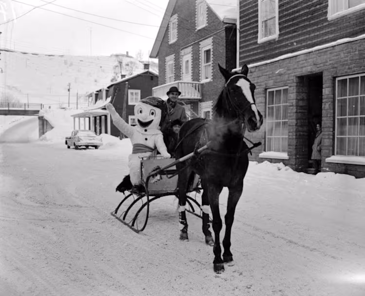 Faux Bonhomme Saint-Raymond de Portneuf vers 1955. Le premier faux? Source: BAnQ, Fonds Paul-Émile Duplain