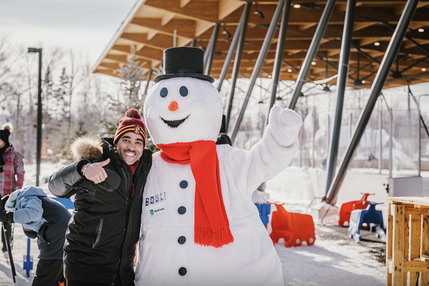 La mascotte de Boischatel en Neige à gauche qui n'entre pas dans la catégorie des faux bonhommes. Source: Ville de Boischatel 