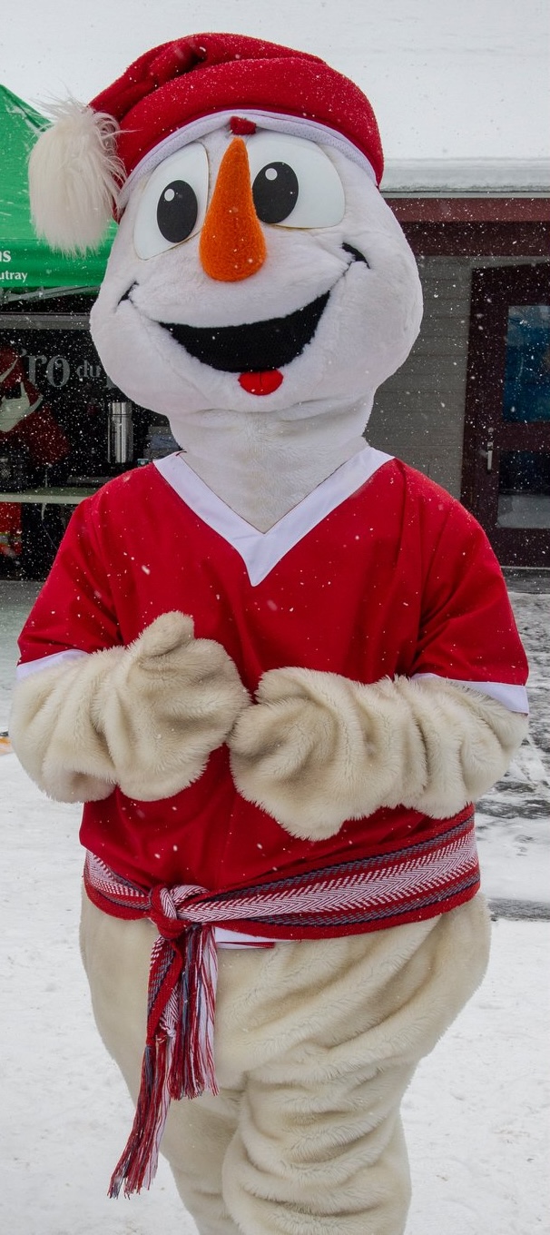 La mascotte du Carnaval de Lanoraie qui est un faux bonhomme dû à sa ceinture fléchée et sa tuque rouge. Source: Municipalité de Lanoraie 